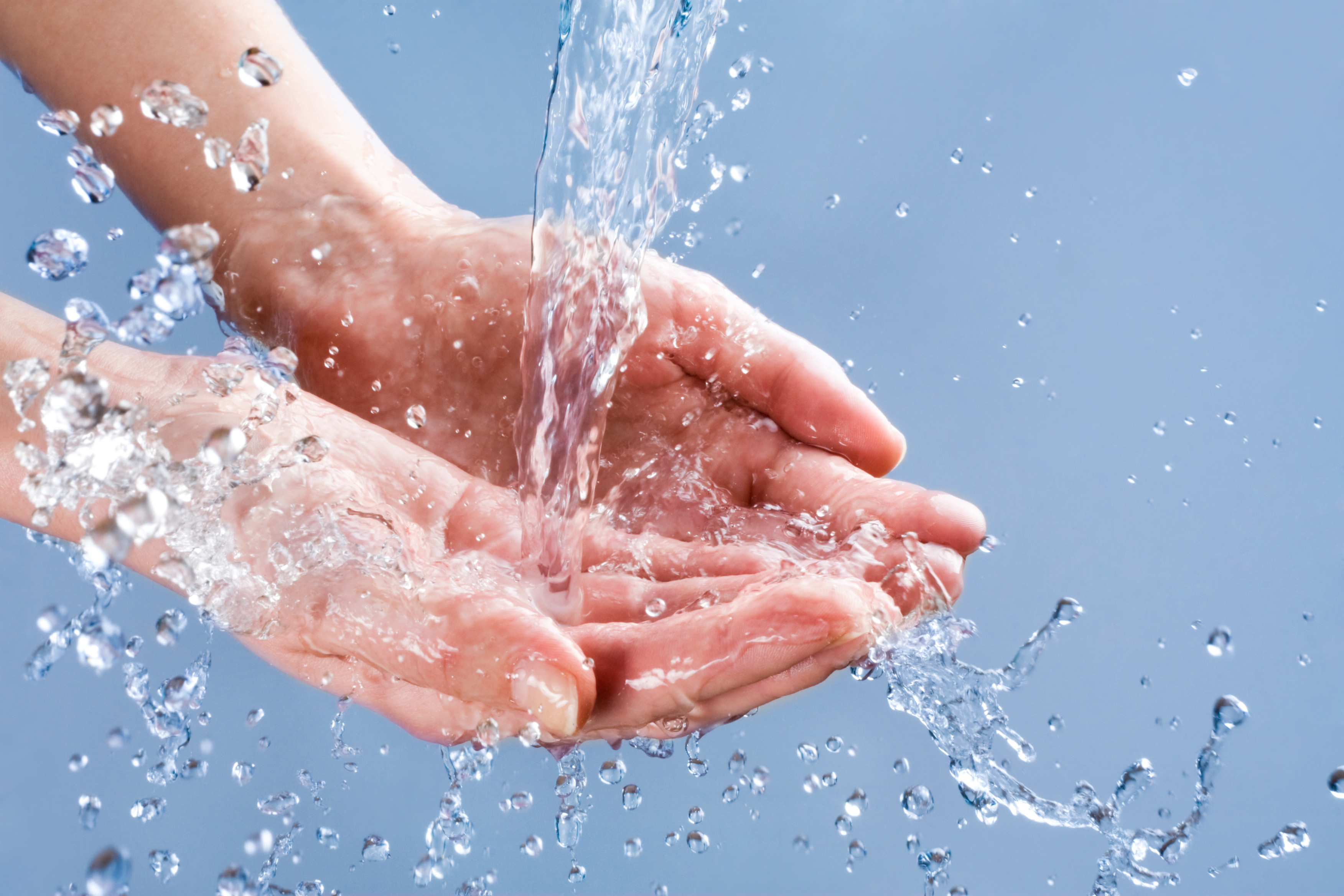 Удовлетворение водой. Чистые руки. Гигиена рук. Мытье рук. Вода в руках.